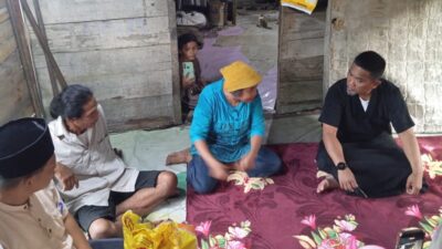 Bupati Pelalawan Salurkan Bantuan Kepada Masyarakat Dusun Pulau Payung Kelurahan Pangkalan Kerinci Timur