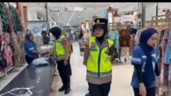 Polwan Polres Tasik Kota Patroli di Pusat Perbelanjaan, Berikan Imbauan Kamtibmas kepada Masyarakat