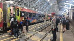 Polres Purwakarta Hadir Humanis, Sambut Pemudik di Stasiun KAI: Mudik Aman, Keluarga Bahagia!