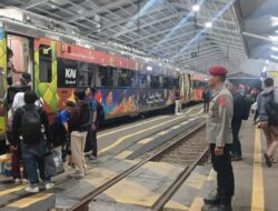 Polres Purwakarta Hadir Humanis, Sambut Pemudik di Stasiun KAI: Mudik Aman, Keluarga Bahagia!