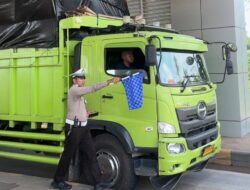 Antisipasi Kepadatan Arus Balik, Polres Purwakarta Sekat Kendaraan Sumbu Tiga di Gate Tol Baru Sadang