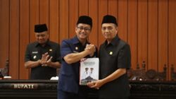 Bupati H.Cecep Bersama Wakil Bupati Tasik, H.Asep Sopari, Hadiri Rapat Paripurna DPRD, Sampaikan LKPJ Tahun Anggaran 2025 dan Ranperda