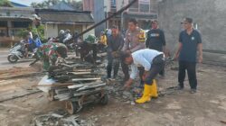 Polisi di Purwakarta dan Warga Bersatu Bersihkan Dampak Puting Beliung di Kecamatan Cibatu