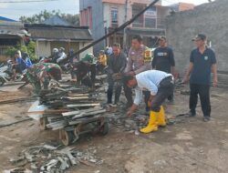 Polisi di Purwakarta dan Warga Bersatu Bersihkan Dampak Puting Beliung di Kecamatan Cibatu