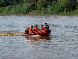 Tim SAR Gabungan Lakukan Pencarian  Bocah 4 Tahun Dilaporkan Hilang, Diduga Jatuh ke Sungai Batang Kuantan