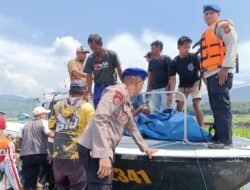 Respon Cepat, Satpolair Polres Purwakarta Evakuasi Jenazah Pria di Atas Perahu Waduk Jatiluhur