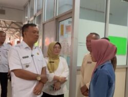 Wakil Bupati Tasikmalaya H.Asep Sopari, Jenguk Warga Desa Cilampung Hilir Padakembang Dipatuk Ular Berbisa, Dirawat RSUD KHZ Musthafa
