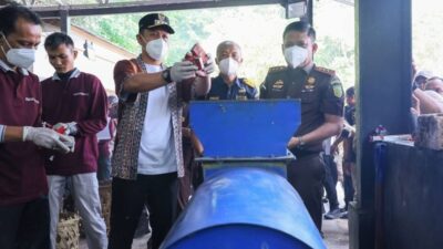 Kajati Riau, Kakanwil DJBC dan Wali Kota Pekanbaru, Musnahkan Ribuan Batang Rokok Ilegal 