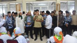 Walikota Tasik Viman Alfarizi Didampingi Ketua DPRD Kota Tasik H.Aslim Lepas Sebanyak 441 Calon Haji Kloter KJT 20