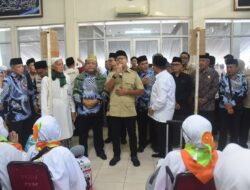 Walikota Tasik Viman Alfarizi Didampingi Ketua DPRD H.Aslim Lepas Sebanyak 441 Calon Haji Kloter KJT 20