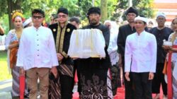 Bupati Purwakarta, Saepul Bahri Binzein Lepas Kirab Mahkota Binokasih Menuju Karawang