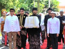 Bupati Purwakarta, Saepul Bahri Binzein Lepas Kirab Mahkota Binokasih Menuju Karawang