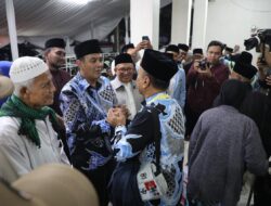 Plh Wali Kota Tasikmalaya Lepas Keberangkatan Sekda Ibadah Haji Bersama Jamaah Kloter 28-29