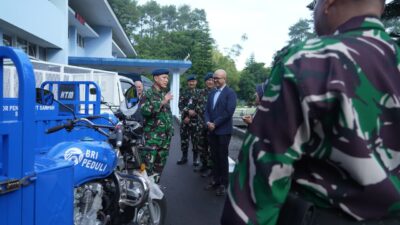 “BRI Peduli” Salurkan Bantuan Satu Mobil Pengangkut Sampah dan Dua Motor Roda Tiga Untuk Sesko AU 