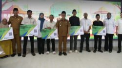 Bupati Tasikmalaya Serahkan “Kado Istimewa”BPJS Ketenagakerjaan Bagi 200 Guru Ngaji dan Ajengan