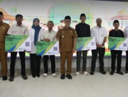 Bupati Tasikmalaya Serahkan “Kado Istimewa”BPJS Ketenagakerjaan Bagi 200 Guru Ngaji dan Ajengan