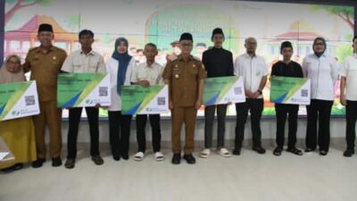 Bupati Tasikmalaya Serahkan “Kado Istimewa”BPJS Ketenagakerjaan Bagi 200 Guru Ngaji dan Ajengan