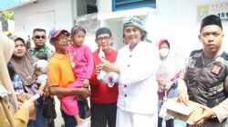 Plh Wali Kota Tasik Pantau Penyaluran dan Secara Simbolis Berikan Gaganting Daging Kurban Ke Masyarakat 