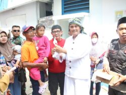 Plh Wali Kota Tasik Pantau Penyaluran dan Secara Simbolis Berikan Gaganting Daging Kurban Ke Masyarakat 