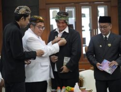Kebahagiaan, Diky Chandra Disematkan Pin dari Kesultanan Cirebon 