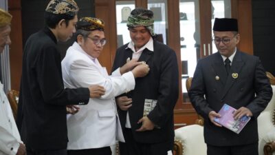 Kebahagiaan, Diky Chandra Disematkan Pin dari Kesultanan Cirebon 