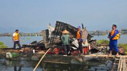Respons Cepat Satpolairud Polres Purwakarta Tangani Kebakaran Keramba Jaring Apung di Waduk Jatiluhur