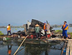 Respons Cepat Satpolairud Polres Purwakarta Tangani Kebakaran Keramba Jaring Apung di Waduk Jatiluhur