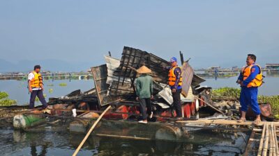 Respons Cepat Satpolairud Polres Purwakarta Tangani Kebakaran Keramba Jaring Apung di Waduk Jatiluhur