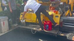 Sidak Proyek Jalan, Bupati Purwakarta Om Zein Cek Ketebalan Hotmix Usai Laporan Warga