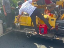 Sidak Proyek Jalan, Bupati Purwakarta Om Zein Cek Ketebalan Hotmix Usai Laporan Warga