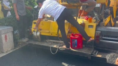 Sidak Proyek Jalan, Bupati Purwakarta Om Zein Cek Ketebalan Hotmix Usai Laporan Warga