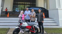 BRI Serahkan Hadiah Utama Kepada Pemenang Undian “Merchant Lucky Ride 2025” Bandung