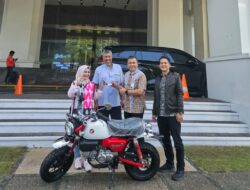 BRI Serahkan Hadiah Utama Kepada Pemenang Undian “Merchant Lucky Ride 2025” Bandung