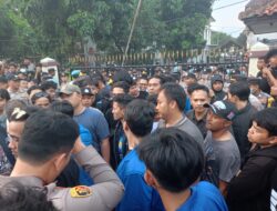Ratusan Mahasiswa Berbagai Aliansi Gelar Aksi Unras Ke DPRD Kota Tasikmalaya, Ajukan 8 Tuntutan