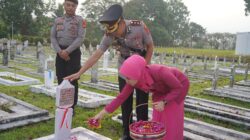 Peringati Hari Bhayangkara ke-80, Kapolres Tasikmalaya Kota Pimpin Ziarah dan Tabur Bunga di Makam Pahlawan Kusumah Bangsa