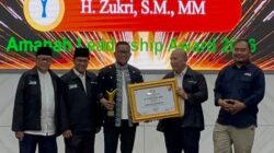H. Zukri Bupati Pelalawan Terima Penghargaan Leadership Award 2026 dari JMSI Provinsi Riau