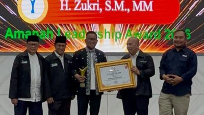 H. Zukri Bupati Pelalawan Terima Penghargaan Leadership Award 2026 dari JMSI Provinsi Riau