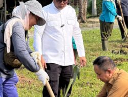 Pimpin Penanaman Bibit Pohon di Pangkalan Kerinci, Bupati Pelalawan Investasi Jangka Panjang Akan Dirasakan Generasi Mendatang