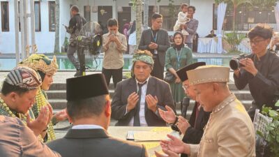Senyum Kebahagiaan Pasangan Dicka Maudy dan Andi Perdiana, Wawalkot Tasik Diky Chandra Jadi Saksi Pernikahannya