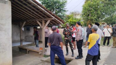 Polres Purwakarta Lakukan Olah TKP Penemuan Mayat Seorang Pria di Darangdan