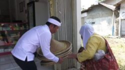 Bupati Purwakarta Wujudkan Kepedulian Berikan Bantuan Kepada Pedagang Anyaman Bambu Lansia