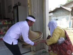Bupati Purwakarta Wujudkan Kepedulian Berikan Bantuan Kepada Pedagang Anyaman Bambu Lansia