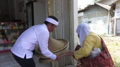 Bupati Purwakarta Wujudkan Kepedulian Berikan Bantuan Kepada Pedagang Anyaman Bambu Lansia