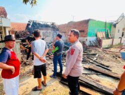 Polisi Lakukan Olah TKP Kebakaran Tiga Bangunan di Tegalwaru Kerugian Capai Rp300 Juta