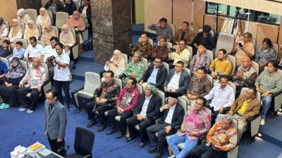 Diky Chandra Bersama Anggota Komisi IV DPRD Kota Tasik Habib Hadiri Ujian Sidang Program S3 Bode Riswandi