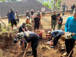 Terik Matahari Tak Surutkan Semangat Satgas TMMD ke-129 Kodim 0612 Tasikmalaya, Bangun Tembok Penahan Tanah