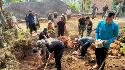 Terik Matahari Tak Surutkan Semangat Satgas TMMD ke-129 Kodim 0612 Tasikmalaya, Bangun Tembok Penahan Tanah