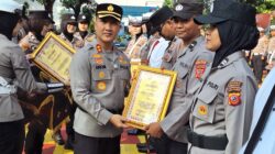 Berdedikasi dan Tujukan Loyalitas Tinggi, Kapolres Purwakarta Berikan Piagam Penghargaan ke 63 Personel Berprestasi