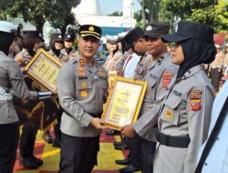 Berdedikasi dan Tujukan Loyalitas Tinggi, Kapolres Purwakarta Berikan Piagam Penghargaan ke 63 Personel Berprestasi