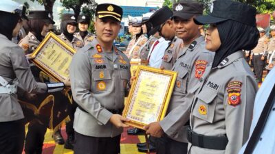 Berdedikasi dan Tujukan Loyalitas Tinggi, Kapolres Purwakarta Berikan Piagam Penghargaan ke 63 Personel Berprestasi